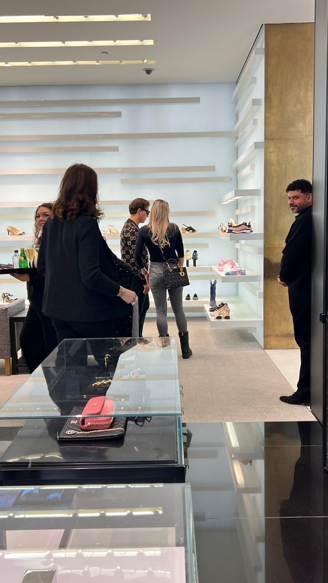 pavarini's tweet photo. OUTFIT VALADÔNICO
André e Cassi Valadão na Louis Vuitton do luxuosíssimo Hotel Cassino Belagio, em Las Vegas.
Acontece hoje a etapa de F1 na cidade do pecado. https://t.co/51t6j1DIu5