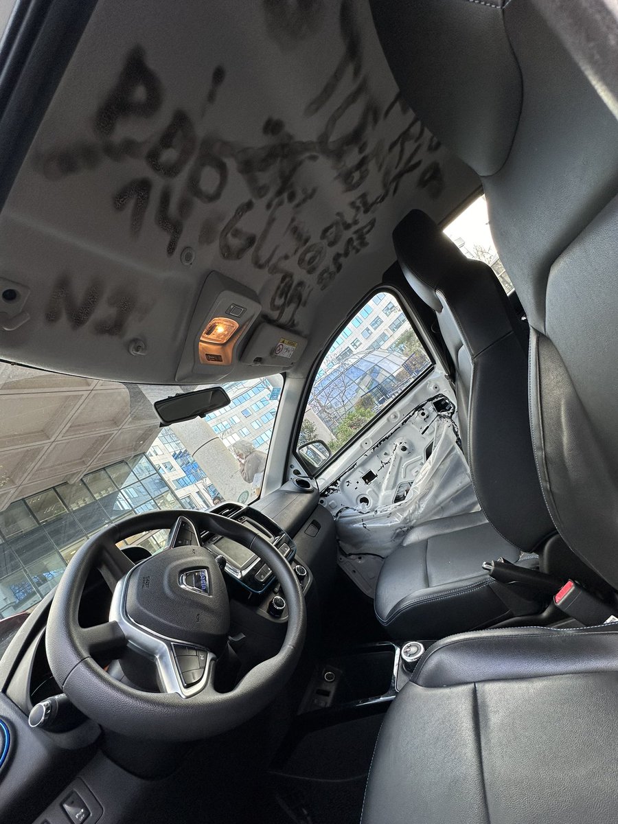 Aliphat's tweet photo. #Paris abandonne les #mobilités partagées. 
Une réaction Un soutien @David_Belliard ?

#transitionenergetique 
#zity #cityscoot … https://t.co/1vgf1xDLaE