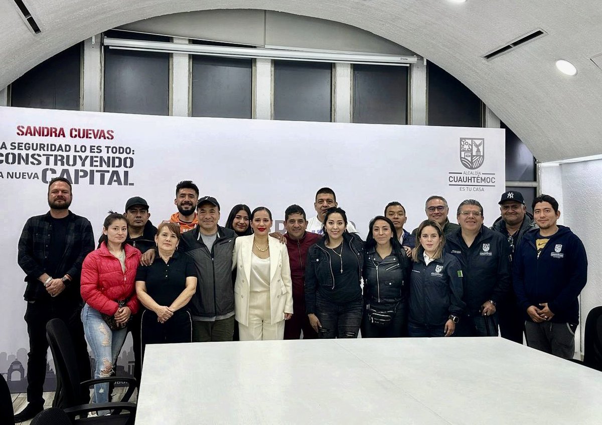 Para que nuestros comerciantes afectados por el incendio de la col. #Centro no se pierdan esta temporada de venta, iniciamos con la entrega de créditos por 50 mil pesos a cada uno de ellos. Arrancamos también con la reconstrucción de las bodegas dañadas. #NoEstánSolos #SCA