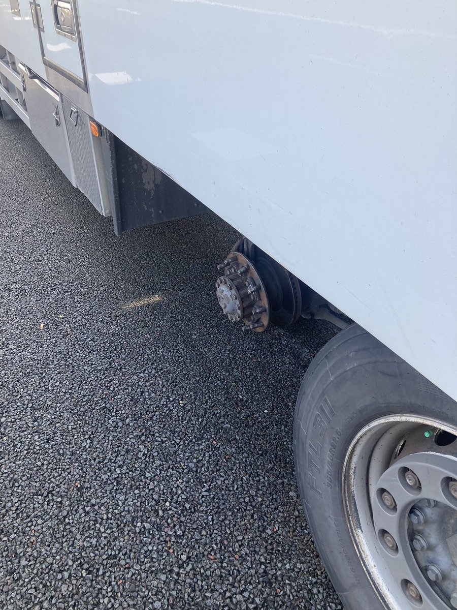 WIS_JanvA's tweet photo. #Andelst A15re 151,0 VA met 2 afgelopen wielen. Staat einde invoeger vanaf p plaats. Rijstrook 2 gaat straks uit verkeer genomen worden voor berging https://t.co/3M12LZSgfO
