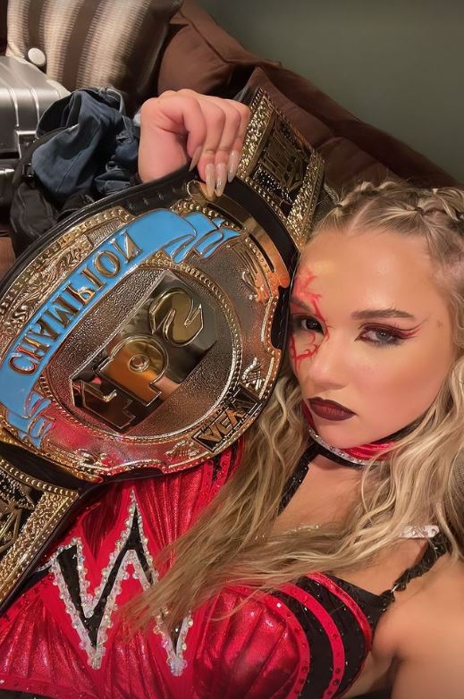 Joel1998T's tweet image. El antes y el después de Julia Hart es precioso 🖤🖤

Hace 2 años que debutaba en la Nightmare Factory siendo una animadora 

Hoy en día es campeona TBS con 22 años, siendo la campeona mas joven de AEW

THE HOUSE ALWAYS WINS 🖤🖤🖤

#AEWFullGear