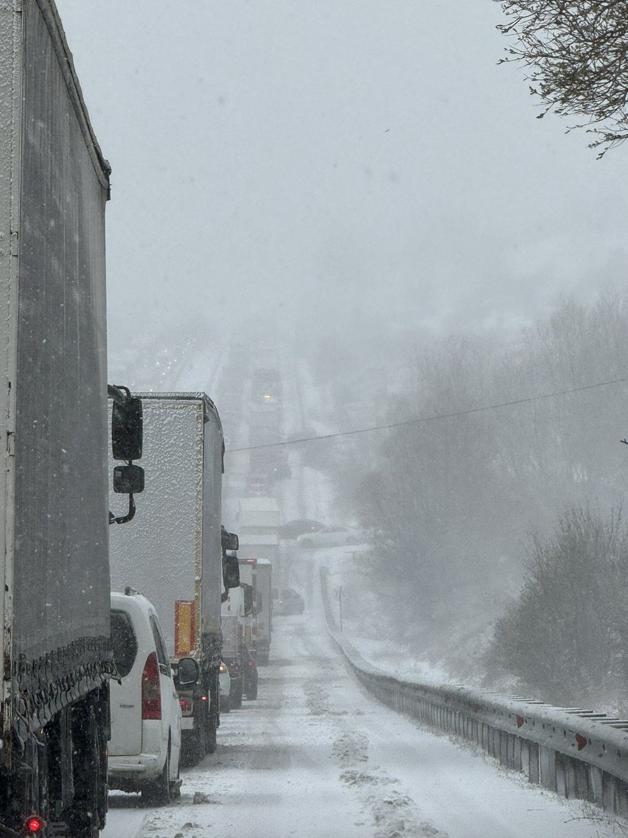 Bolu- Gerede’de yol kapandı.Karayolları genel müdürlüğüne ulaşamıyoruz.Lütfen twitti yaygınlaştırır mısınız ?
Bu kadar uyarıya rağmen önlem alınmaması gerçekten can sıkıcı.Yılın ilk karında yolda kaldık.