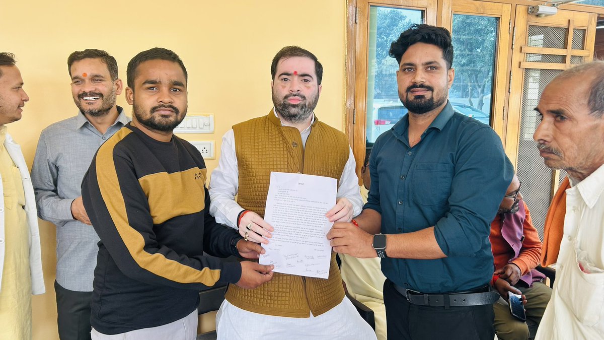 DIGVIJA43795827's tweet photo. आज दिनांक 19-11-2023 को माननीय राज्यमंत्री श्री सतीश शर्मा जी को स्वशाषी राज्य  चिकित्सा महाविद्यालयो में चयनित स्टाफ़ नर्सों को मुख्यमंत्री जी द्वारा जल्द से जल्द नियुक्ति प्रदान किए जाने हेतु ज्ञापन दिया गया ,
 @SatishSharmaBBK @BrijeshpathakUp @CMOfficeUP @MeUPGovt https://t.co/4FHsiv3Nso