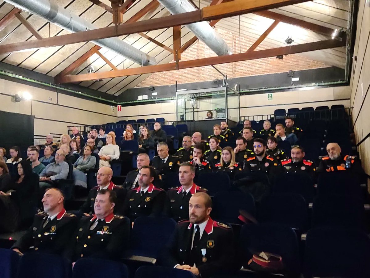 ProtecCivilPsiP's tweet photo. 🎖️ DIA DE LA POLICIA LOCAL 🎖️
Ahir al matí vam assistir a l'acte organitzat al teatre 🏛️ de la vila amb motiu del dia de la Policia Local. 👮🏻‍♀️

Allà es van fer entrega de diverses #distincions 🏆 als companys de policia per veterania o actuacions rellevants durant l'any. 📅 https://t.co/kkqaCI7cTg