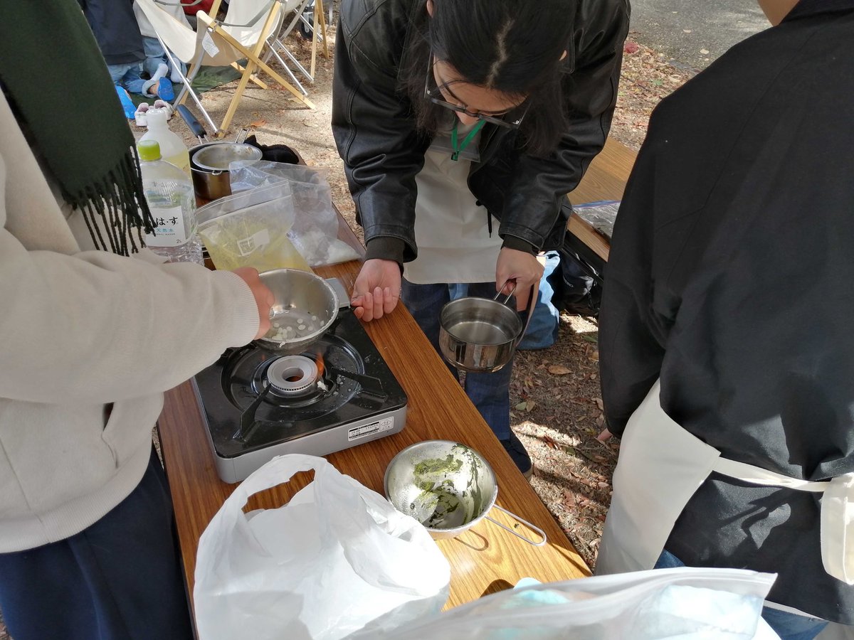 Qsip2020's tweet photo. 【活動報告📣】
🌈子育て応援フェスティバル&amp;オーガニックマルシェ in 福岡市植物園🍀

本日開催の福岡市内のイベントにて、

QRECアイデアバトル2023採択のプロジェクト"べジヨン-廃棄品を利用した食べれるクレヨンの開発-"

で開発したクレヨンを作るワークショップを出店してきました🖍 https://t.co/AI5nPhQlUB