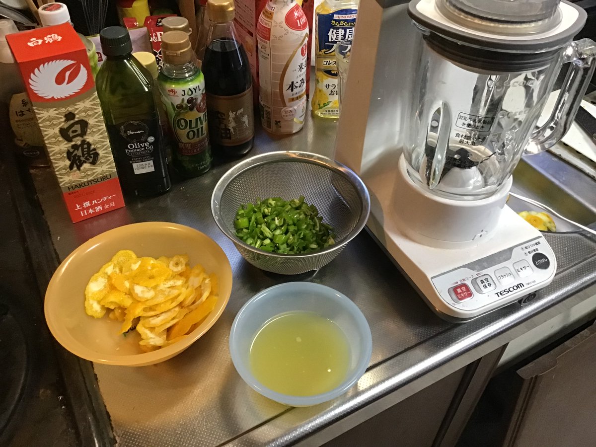 hanzoubentou's tweet photo. 日曜の今日は朝から柚子胡椒作ってました🍋🎸🎶
そりから、オイラのサンエムちゃん入院中🏥何やらリコールで治療してくれるらしい❤️🩹なので、コレ借りてます🚗
たくさん貰ったんで🍋夜は柚子風呂ですねんけど🛀、、
カラダ中、チクピリするのは何でなあ〜んで?🥰💕
#柚子胡椒 #柚子風呂 #3m #218d https://t.co/0QDA0C0JDu