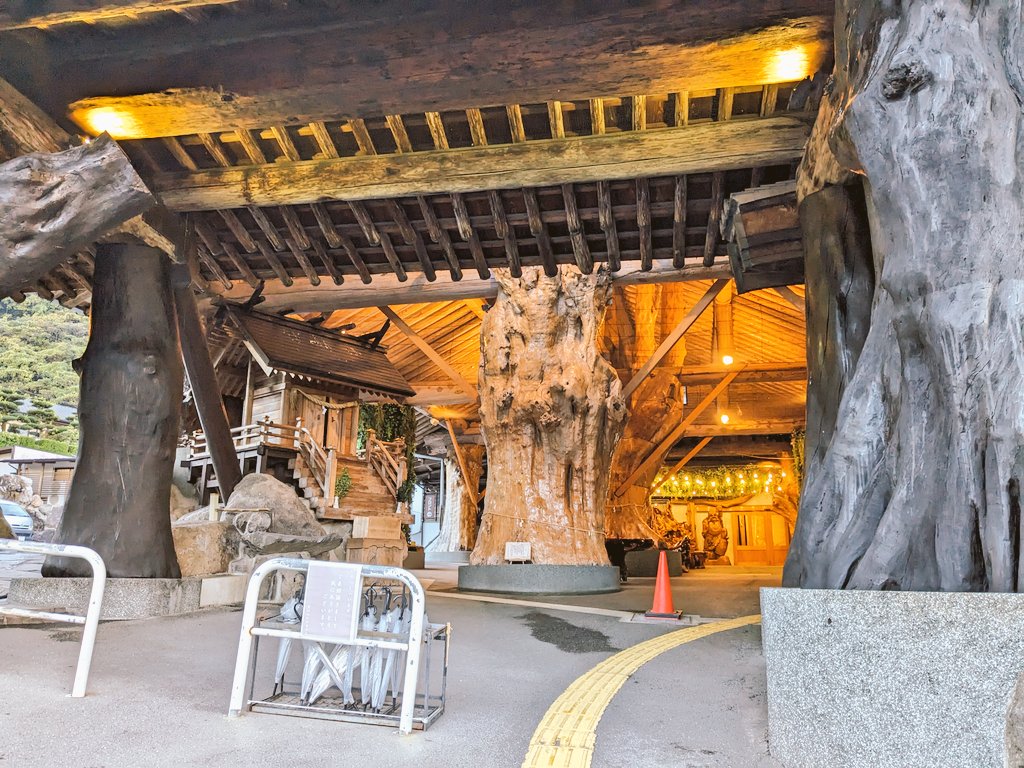 「昨日はみかどで食べ放題シテキタッ の写真撮るの忘れたけどめちゃ食べたし御酒も飲ん」|鈴檎飴のイラスト