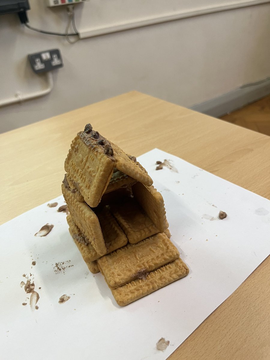 ClassicsHbs's tweet image. Some inspired use of biscuits in the Building a Greek Temple session this week as part of #HBSClassicsWeek2023  👏🏼👏🏼👏🏼
