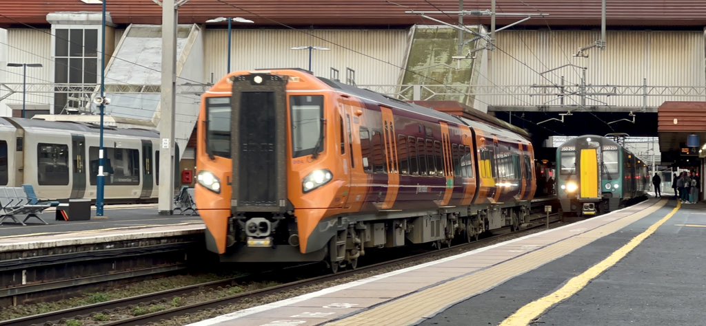 PlatformEdge1's tweet image. At international to see the weekly 196 👀

Here is 196004 passing Birmingham International heading to Coventry #Class196