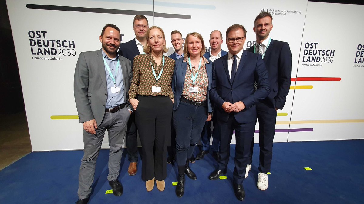 BuntesDresden's tweet photo. Wir waren bei der Konf. #OD2030 Ostdeutschland 2030 mit dem @Ostbeauftragter Carsten Schneider &amp; stellten gemeinsam mit
@stiftungstweet, Freudenberg Stift. &amp;
@ZEITstiftung die Initiative Zukunftswege Ost vor. Dr. Eva Sturm, Cellex Stift., im Gespräch mit dem @Bundeskanzler.
THX🫶 https://t.co/g3TWxHjggi