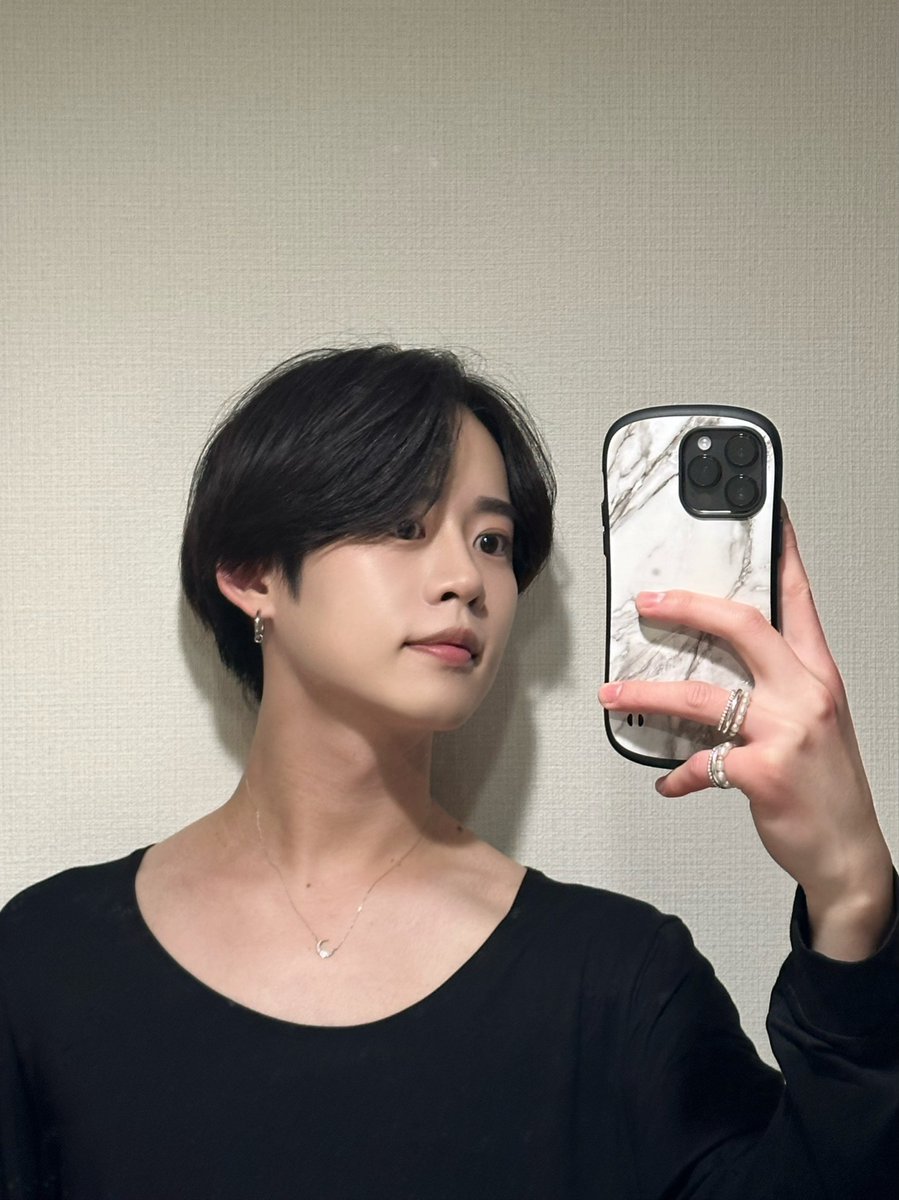 shoki_h96_'s tweet photo. ワイドネックの最強インナー。街中にインナーがチラ見えしたダサい人が溢れてるので全員これに買い換えて欲しい。790円でコスパ最高。個人的にはUNIQLOヒートテックよりこっち派。ここまでワイドだと首広めのニットでもチラ見え事故は絶対に起きない。めちゃくちゃ暖かいのでこれから重宝間違いなし。

商品名：GU
スタイルヒートワイドネックT

174cm/60kgでサイズXL。
ブラックを愛用中。

ブラックは人気すぎて、
S-XLオンライン完売だが、
店舗在庫は確認済み。

僕自身最近
渋谷GUで購入した。

買わない理由がない至高インナー。