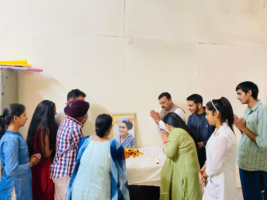 SunilPanwarINC's tweet image. भारत की पूर्व प्रधानमंत्री स्व० श्रीमती इंदिरा गांधी जी की जयंती पर उन्हें याद करके श्रद्धांजलि अर्पित की।
#indiragandhijayanti