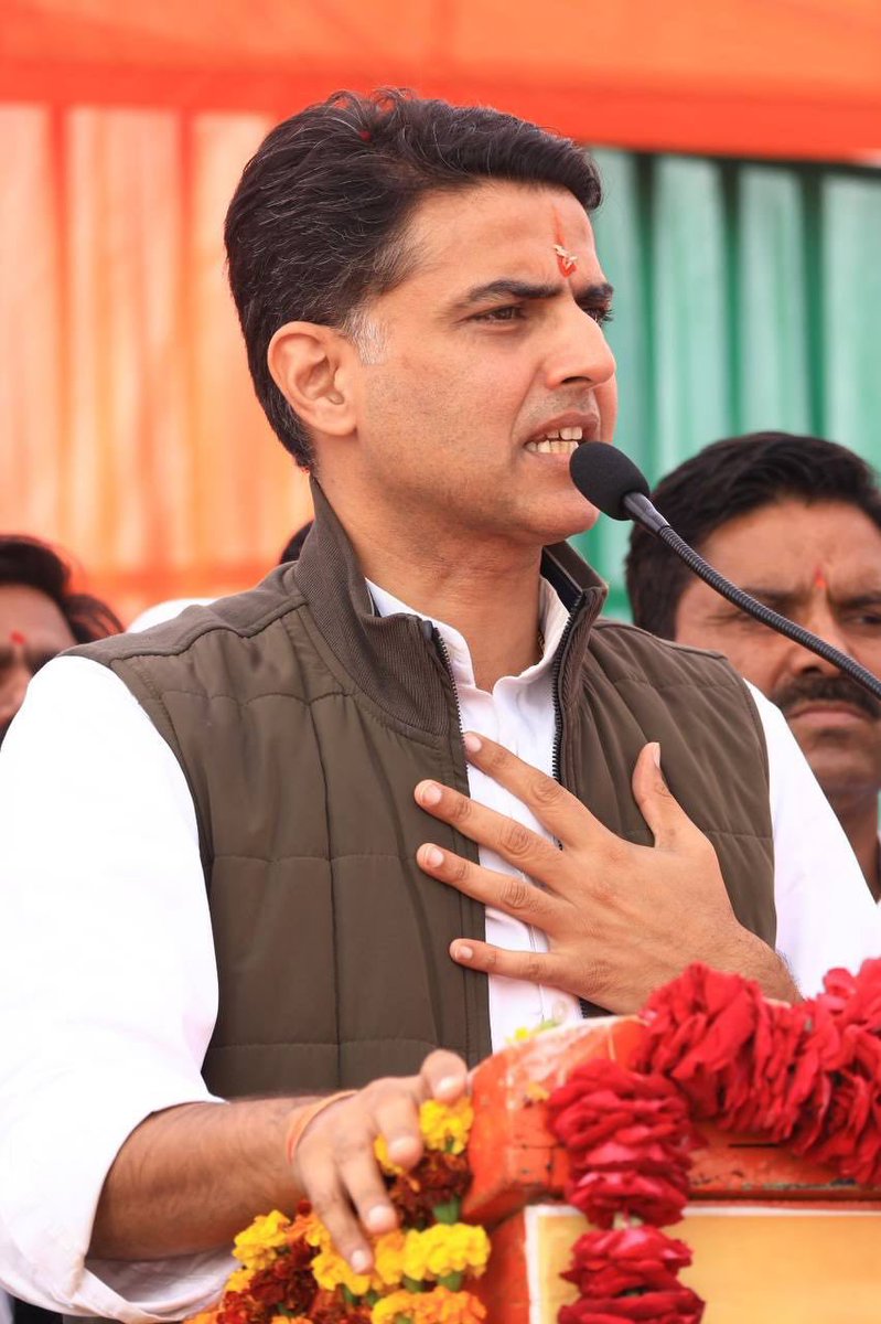 SachinPilot's tweet photo. बालाजी का आशीर्वाद और सांभर का विश्वास।
फुलेरा की सरजमीं, लिखेगी इस बार इतिहास।।

आज कांग्रेस प्रत्याशी विद्याधर जी चौधरी के समर्थन में आयोजित जनसभा में उमड़े विशाल जनसैलाब ने फुलेरा में कांग्रेस की विजय की पटकथा लिख दी है।
@Vidhyadharincp https://t.co/nz0gcb5n8J