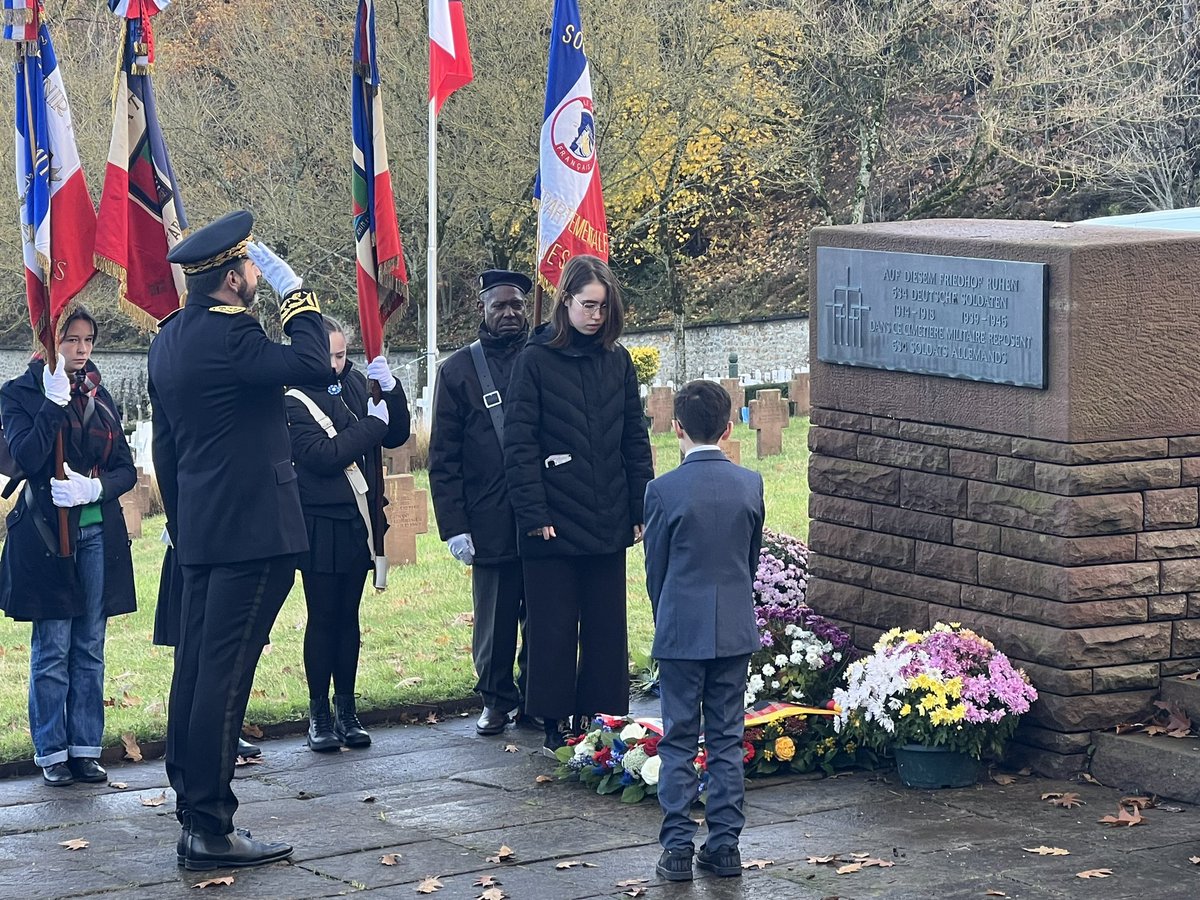 Volkstrauertag : journée du deuil national allemand. Très belle cérémonie ce dimanche 19 novembre au cimetière des Gonards à Versailles en présence de Monsieur l’Ambassadeur d’Allemagne, avec la participation d’élèves du LFA en tant que choristes et pour le dépôt de gerbes.