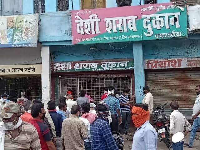 ca_hamza_'s tweet photo. Only people happy in INDIA right now:-

Alcohol Shop Owners🥲🥲

(Increase in sales overnight)

#Worlds2023 #WorldcupFinal #INDvsAUS https://t.co/tER4dwLHp6