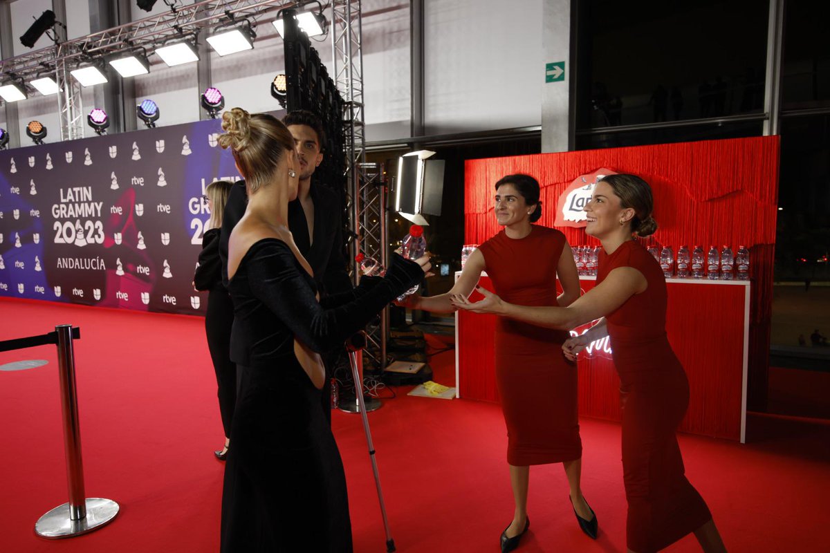 Nuestros invitados llegaron a la Alfombra Roja con sed de una noche extraordinaria y @AguaLanjaron nos ayudo a darles la bienvenida 👏 #LatinGRAMMY