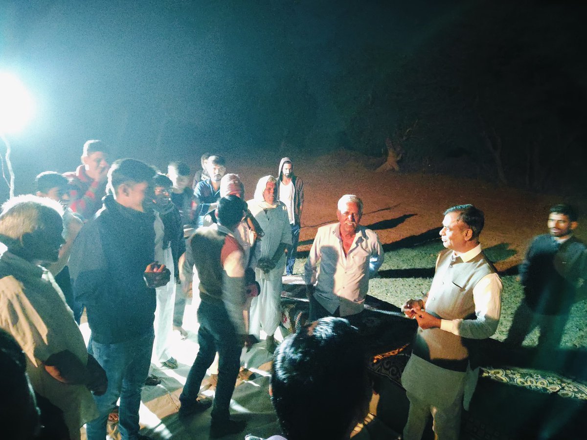 डीडवाना विधानसभा क्षेत्र के ग्राम #भवाद और घंडासों की ढाणी में जन सम्पर्क कर कांग्रेस पार्टी के पक्ष में मतदान करने की अपील की।

#कांग्रेस_फिर_से