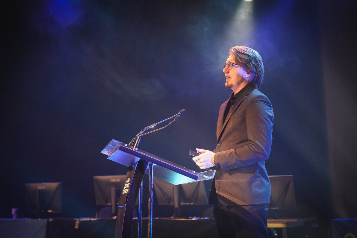 Gala Esports Québec (@galaesportqc) on Twitter photo Votre gagnant du prix « Monteur Esports de l’année ».
🏆<a href="/alvacmedia/">ALEXANDRE VACHON</a>
#GEQ #GalaEsportsQuebec Votre gagnant du prix « Monteur Esports de l’année ».
🏆<a href="/alvacmedia/">ALEXANDRE VACHON</a>
#GEQ #GalaEsportsQuebec