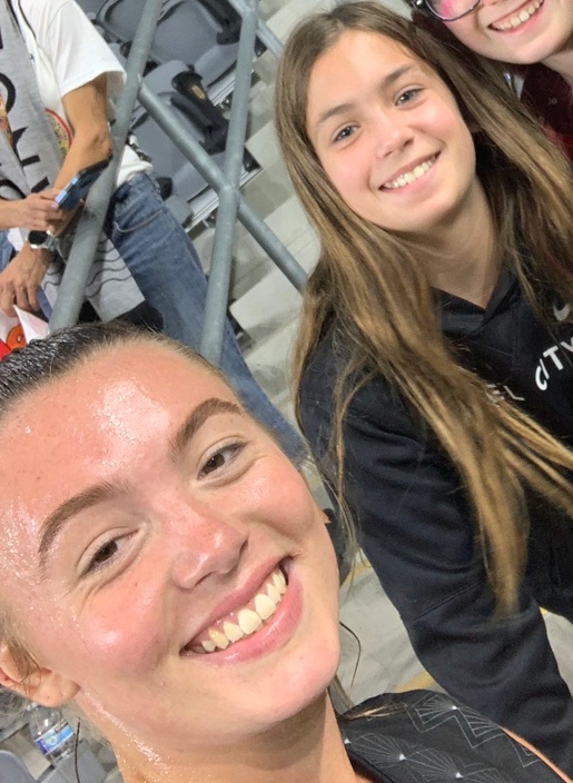 benpeetee's tweet photo. @debstaylor17 Was always so gracious with the kids during her time in LA. Glad she is finding success on the pitch. https://t.co/yPmpwA9oTk