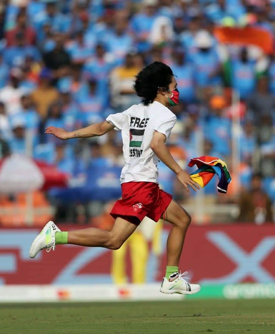 babar_a56's tweet photo. "STOP BOMBING PALESTINE" on his Shirt ❤️🇵🇸
He has Palestine Flag (Face mask)... 🇵🇸❤️
Hat's off to this Man.
#INDvsAUS #INDvAUS #Worlds2023 #Australia #CWC23Final #WorldcupFinal #FreePalestine #SavePlastine
#GazaUnderAttack #CWC23 https://t.co/BXp49YEglw