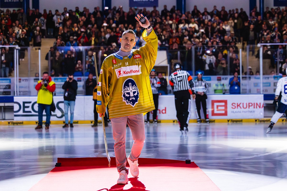 RytiriKladno's tweet photo. Všechno hezké jednou končí. Děkujeme za všechno @TomasPleky14. Hodně štěstí v nové životní etapě! 👏 https://t.co/r9zqERB9jM