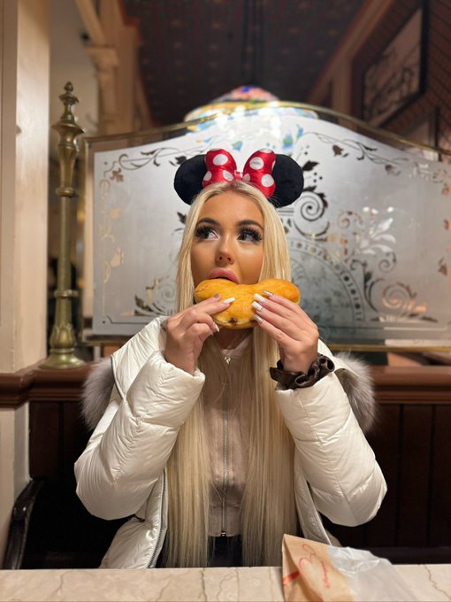 in Disneyland eating donuts wby? https://t.co/aF6GcIPobw