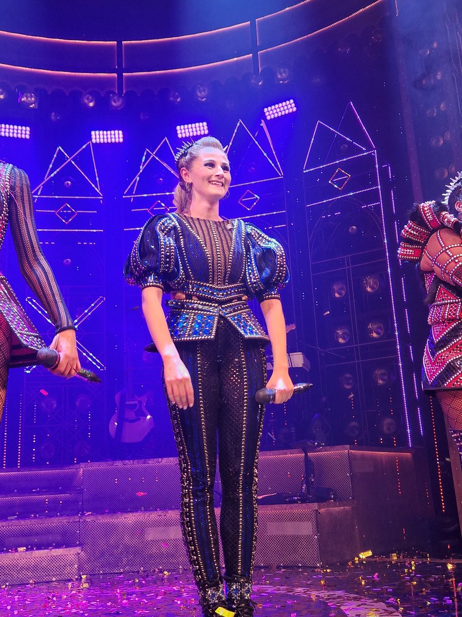 scarletalbany's tweet photo. So amazing!!!! 💙💙

@HannahLowther97 @sixthemusical https://t.co/b2ozfMCZw4