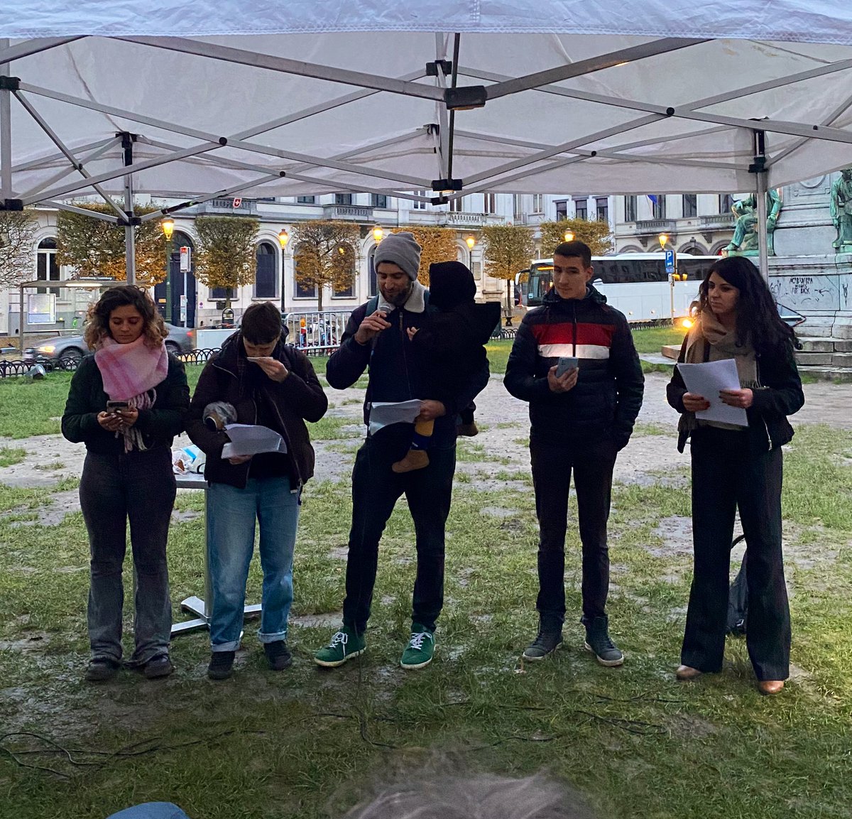 Marie_thibaut's tweet photo. 🙏🏻 de tout cœur pour ce rassemblement pour la paix très digne, les textes qui ont été lus était très beaux, justes, nuancés et émouvants.

Une 🕯️lumière d’espoir dans ce marasme. Merci. https://t.co/97B6aY2CYL