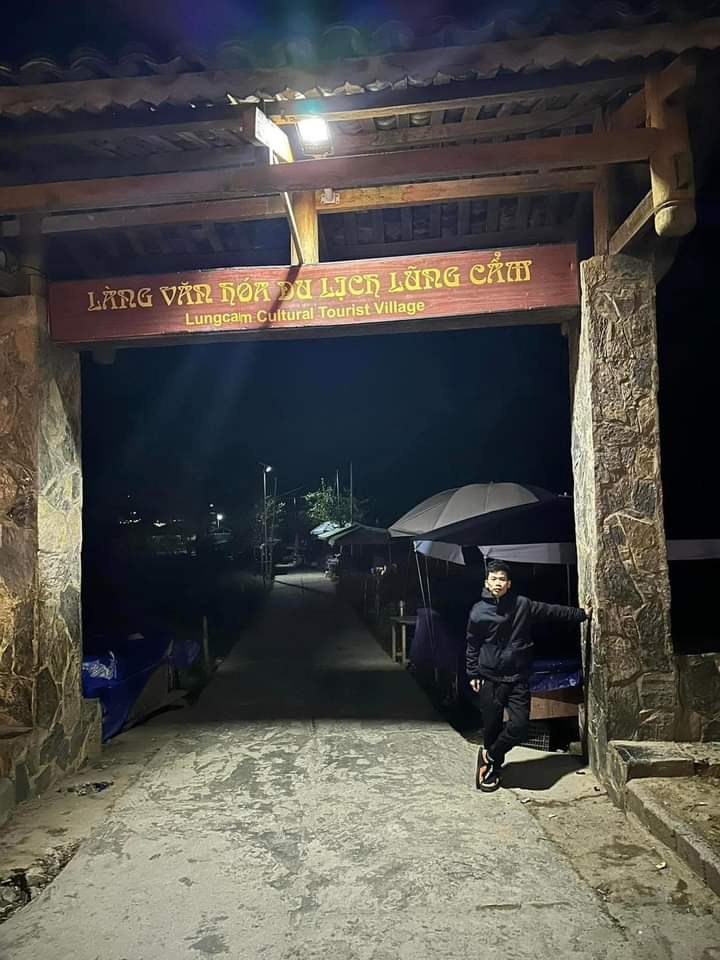 bbanbietchua's tweet photo. Lương 5 triệu xin sếp đi Hà Giang 2 ngày 🥹

Xuất phát từ 9h sáng những kíp nẹn tắc đường nên 9h tối mới kịp check-in ở Dốc Thẩm Mã 🤣

Ae nào muốn tiết kiệm thì cân nhắc làm chuyến Hà Giang đêm 🤣😆 https://t.co/LkzeV8YIW1