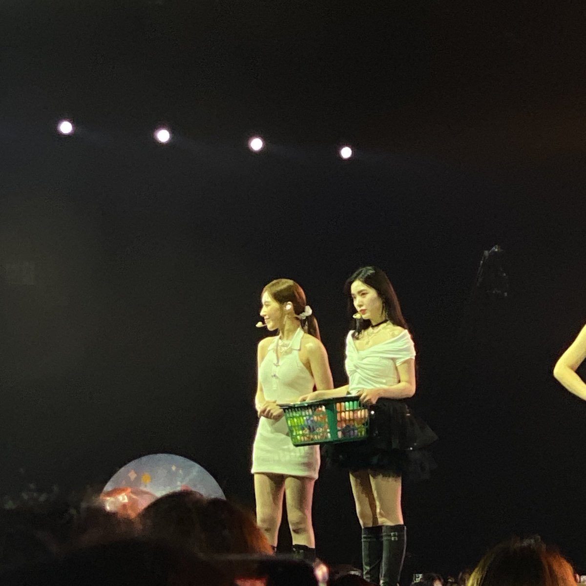 thinkingwenrene's tweet photo. today's wenrene looks so good https://t.co/lo5KYUTEKC