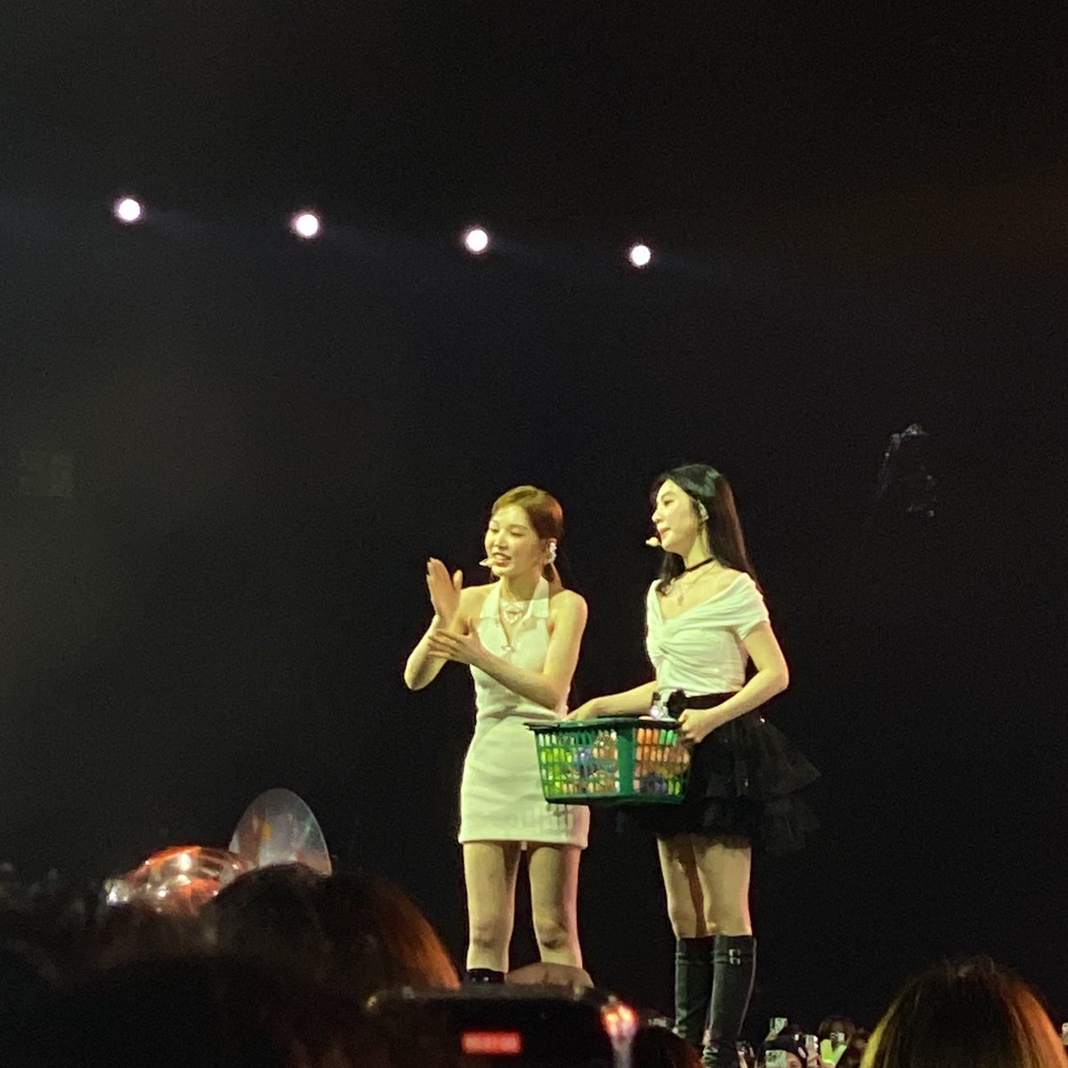 thinkingwenrene's tweet photo. today's wenrene looks so good https://t.co/lo5KYUTEKC