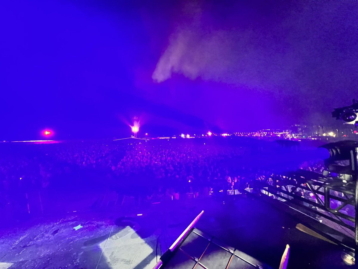 PhilCmusic's tweet photo. What a night we had down on Huntington beach @darkerwavesfest Thanks to everyone for making it so special. @neworder @tommychap01 #NewOrderLive https://t.co/ymTPkb2pPi