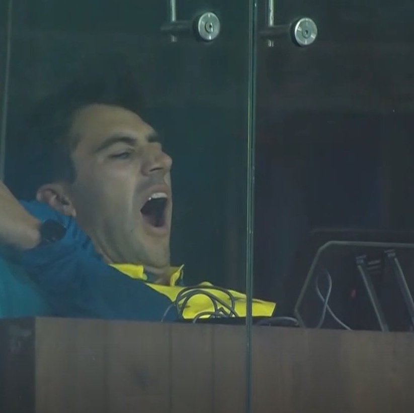 This man guarded the pitch, also took pictures so that no one changed the pitch overnight
Now it will sleep peacefully 🤤
Congratulations Team Australia

#INDvsAUS #IrfanPathan #Panauti #BabarLaughed Karma Travis Head #CWC23Final