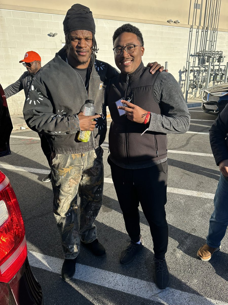 waynec0le's tweet photo. Thank you, @forever8dreame1, for allowing me to serve the community. Lamar Jackson is a great human to whom I wish Peace, blessings, and continued success! @Lj_era8 @Ljentertainmen3 #communityservice https://t.co/016muNEWnj