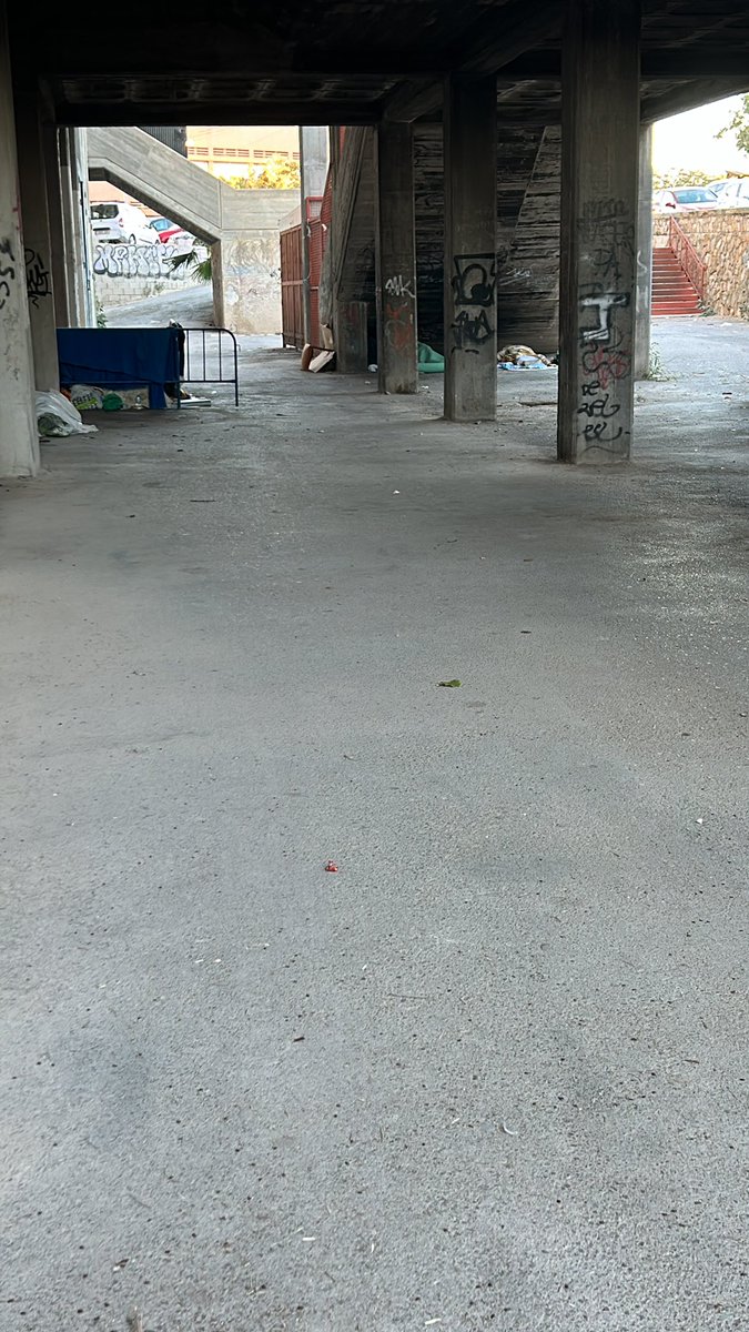 Cosas que no cambian 🥹🥹🥹🥹 tres personas durmiendo a la hora del partido y una peste a pis horrible. Mucho alumbrado <a href="/luisbarcala/">Luis Barcala</a> y <a href="/alicanteayto/">Ayuntamiento Alicante</a> pero hay que estar pendiente de esto también