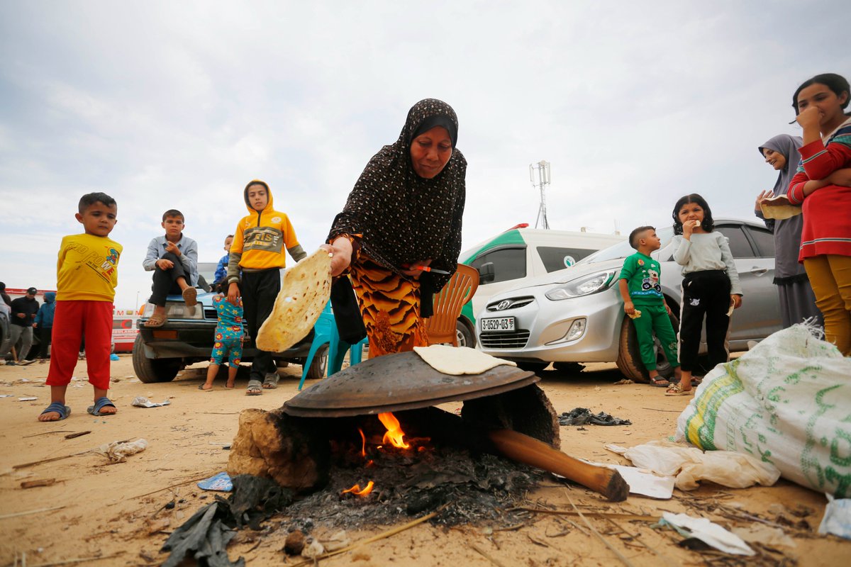 'People are literally sleeping on streets here in Khan Younis as thousands keep escaping from the North. 

This misery has to stop or people are going to die of hunger & diseases.'

- Inas, @UNRWA colleague in #Gaza

#HearTheirVoices