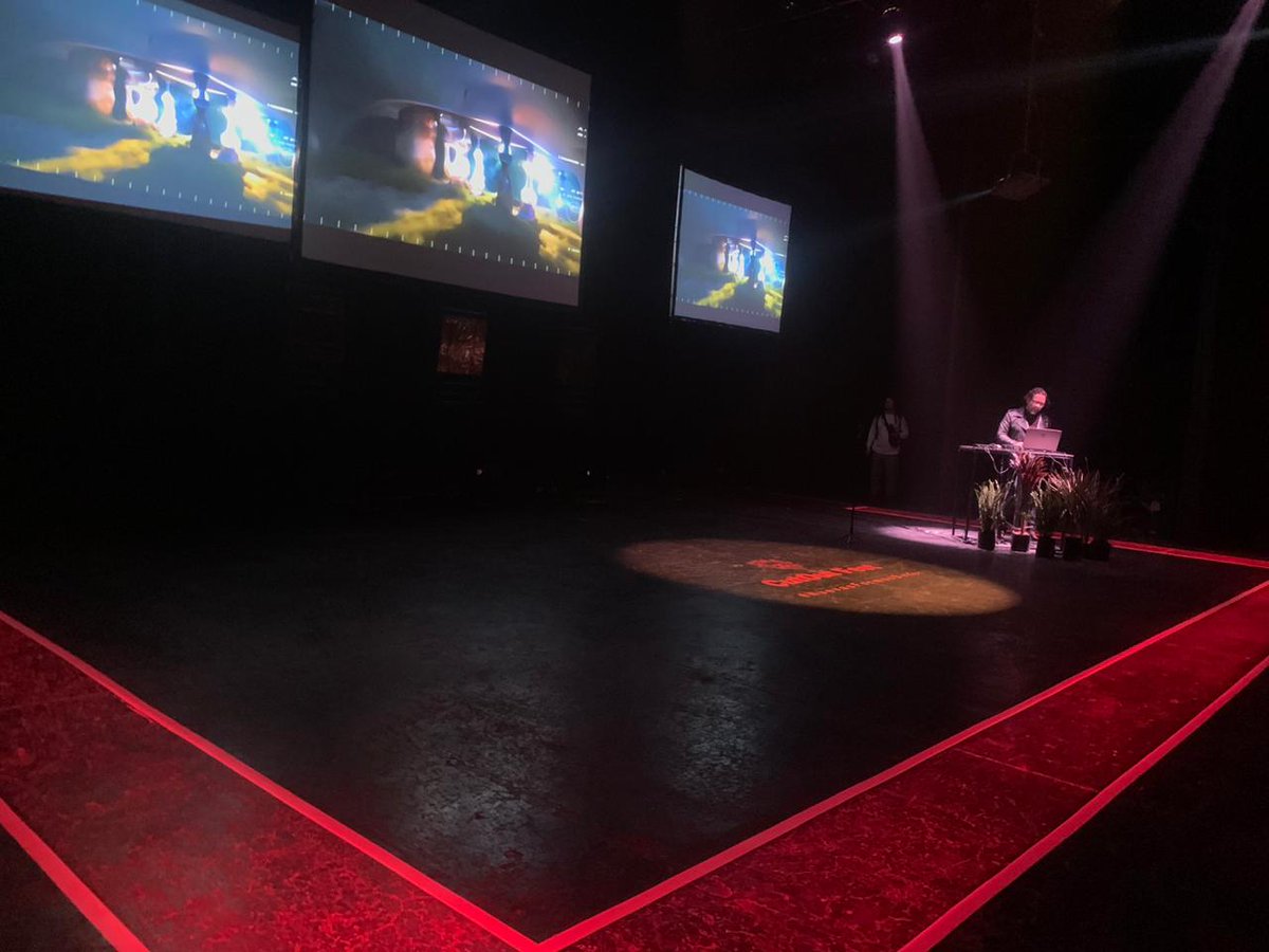 Live coding y visuales hipnotizantes en el concierto de clausura con <a href="/_IvanAbreu/">Iván Abreu</a>.

Gracias por concluir la celebración de los #TreceMaravillososAños. 
🌺1️⃣3️⃣

#NuevasFormasdeVer