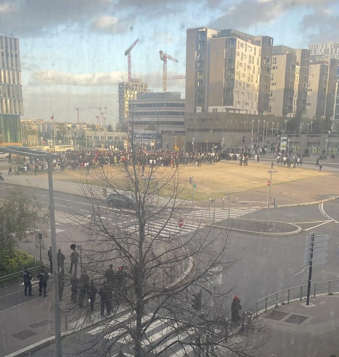 gregjoron_UN1TE's tweet photo. Rassemblement à #Nanterre
Environ 1000 personnes
Des députés #LFI, la famille #Traoré et tous les militants anti-flic habituels...
Des prises de paroles incendiaires, des individus cagoulés (c'est un délit) et  notre collègue Florian est présumé coupable...de tout.
#Nahel https://t.co/JU45JvALD8