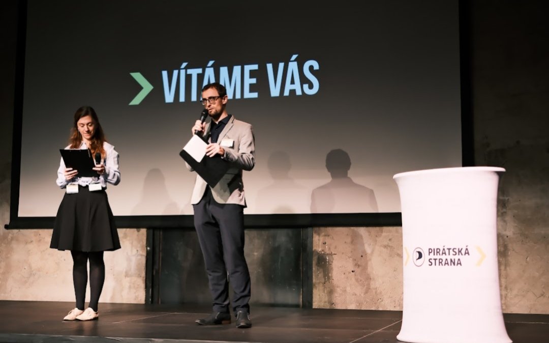 AlbertSterba's tweet photo. Obrovská čest i radost spolumoderovat pirátskou konferenci o komunální politice Kompot 🎤
Velké díky všem řečníkům za jejich inspirující příklady dobré praxe ✌️
I v době digitalizace není nad osobní setkání a výměnu názorů ☺️
#kompot #piráti #komunálnípolitika #politikaosobně https://t.co/bYuUeBNhVI