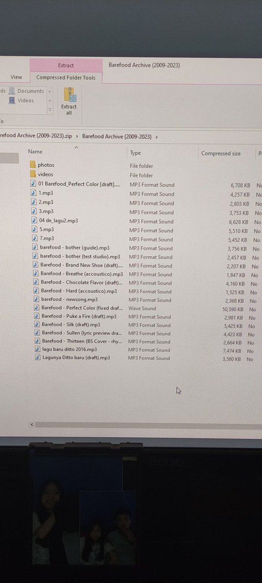 i'll share these with u para netizen for free.
beberapa ga pernah masuk album.

silakan digarap raw demo-genjreng2 rekaman hape-boso inggris ngasal wasweswos ini kalau emg ada yg berminat 

🌻❤️