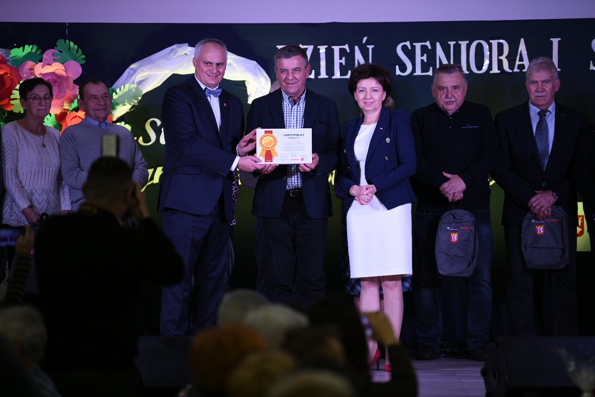 MRPiPS_GOV__PL's tweet photo. 📸 Minister @MarlenaMalag wzięła udział w uroczystym spotkaniu z okazji Dnia Seniorki i Seniora 👵👴 w #GminaKraszewice w powiecie ostrzeszowskim i wręczyła pamiątkowe dyplomy z podziękowaniami przedstawicielom Domów i Klubów #SeniorPlus. https://t.co/ijrKZ6yAtO