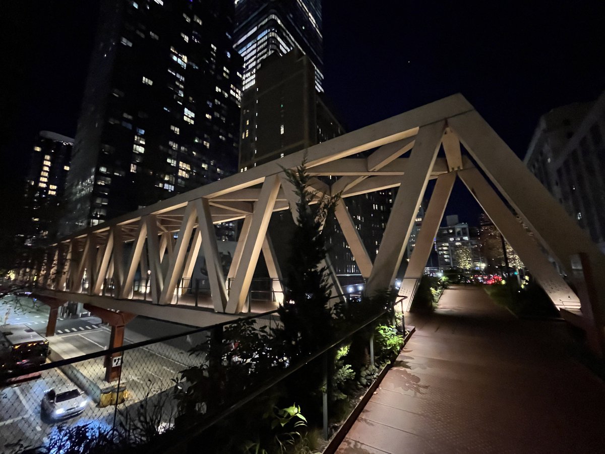 MCavacini's tweet image. The Highline in New York City.

@highlinenyc #NYC #Bridge #Walkway