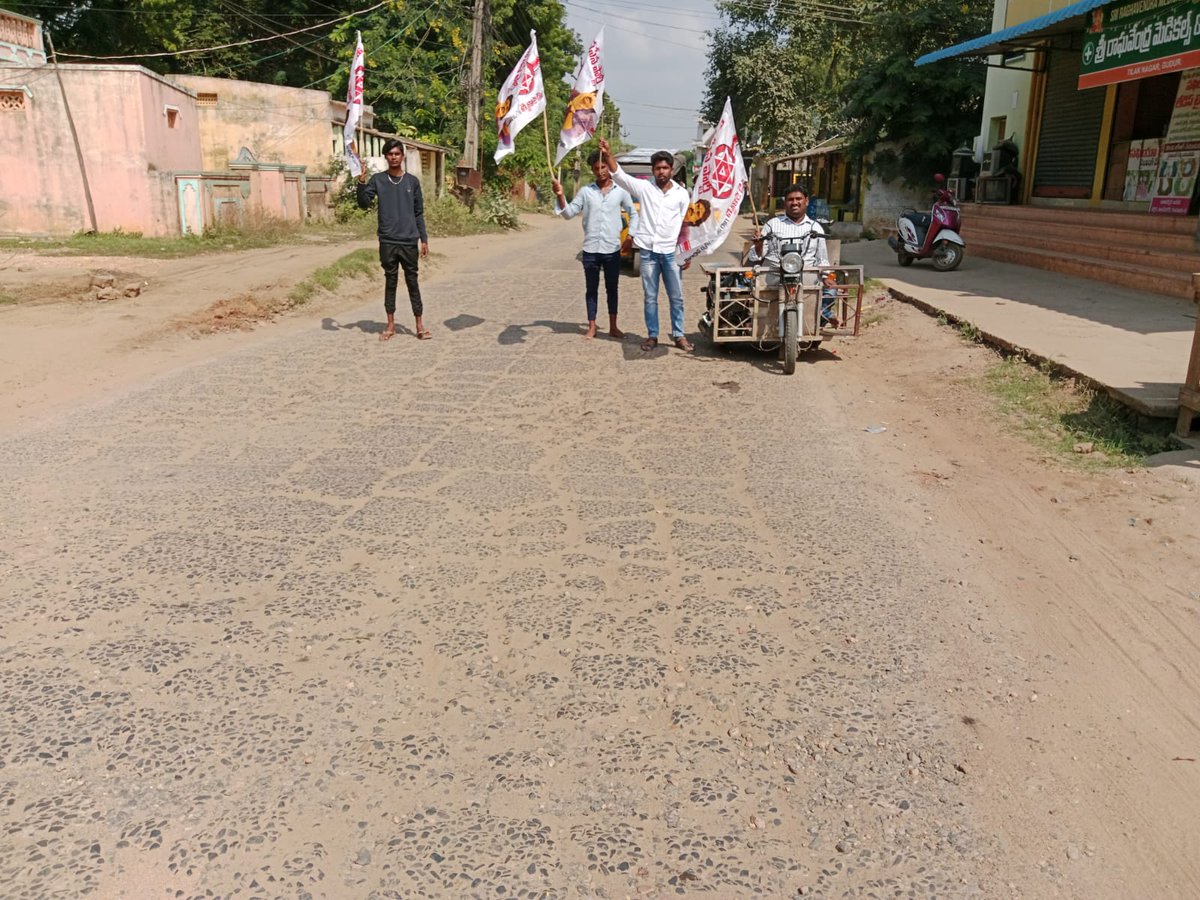 JSP_Gudur's tweet photo. గూడూరు మాలవ్యానగర్ నుంచిSKR కళాశాలకువెళ్లే రోడ్ల దుస్థితి ఫై  @JanaSenaPartyడిజిటల్ క్యాంపైనింగ్ 
ఇదేమి రాష్ట్రం ఇదేమి రాష్ట్రం 
గుంతల రాష్ట్రం.గోతుల రాష్ట్రం 
@PawanKalyan @mnadendla
@NagaBabuOffl @JSPManuKranth
@AjayaKumarJSP @ChandraTheegala
#GunthalaRajyamAP  #WhyAPHatesJagan https://t.co/Nls51lE6jO