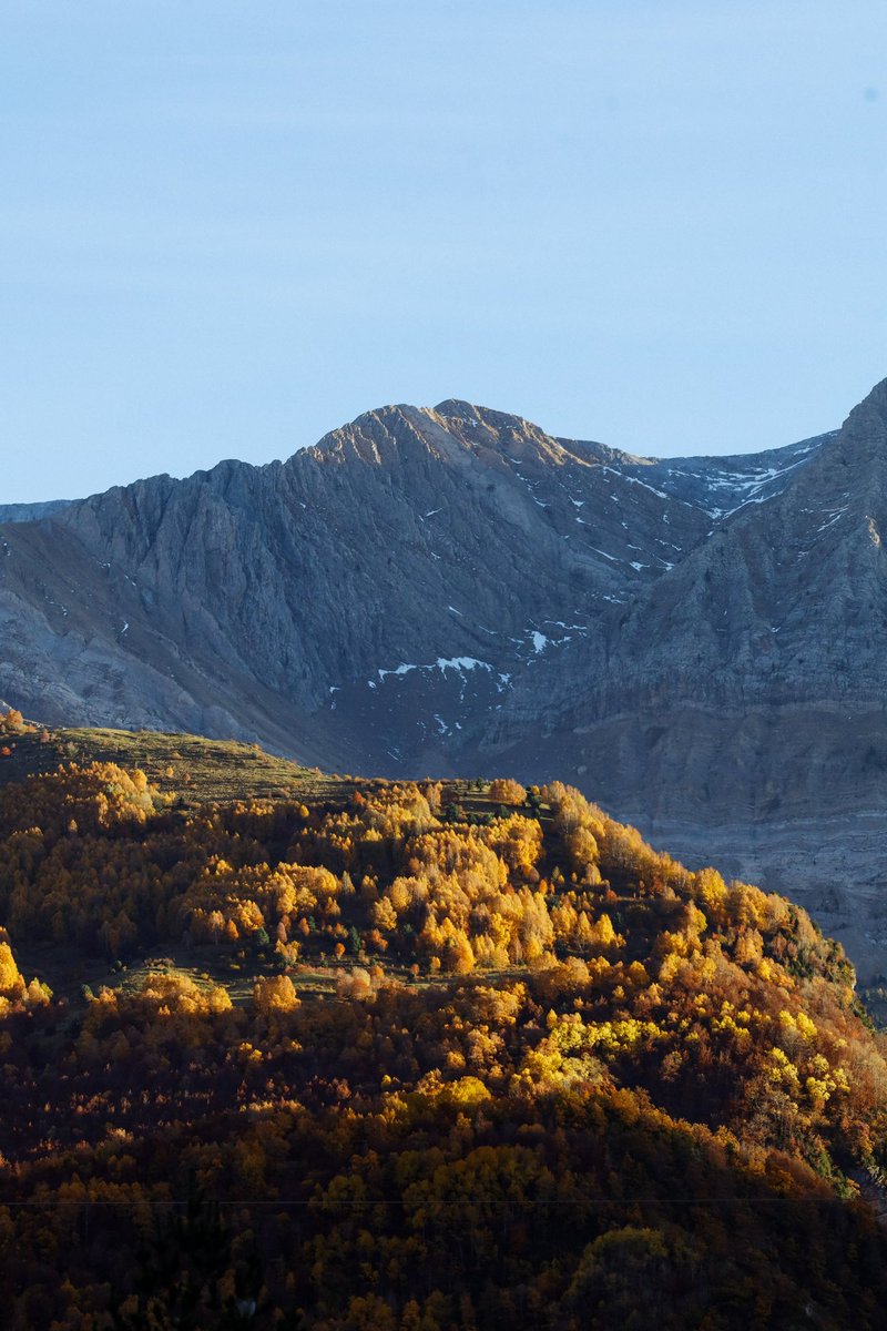 manualeso_'s tweet photo. Uno de los lugares más espectaculares en los que he pasado el otoño, el Valle de Tena en Huesca. Esta zona de los Pirineos aragoneses te deja con la boca abierta estos dias … 🍂🍁 https://t.co/t4Mfv2StN3
