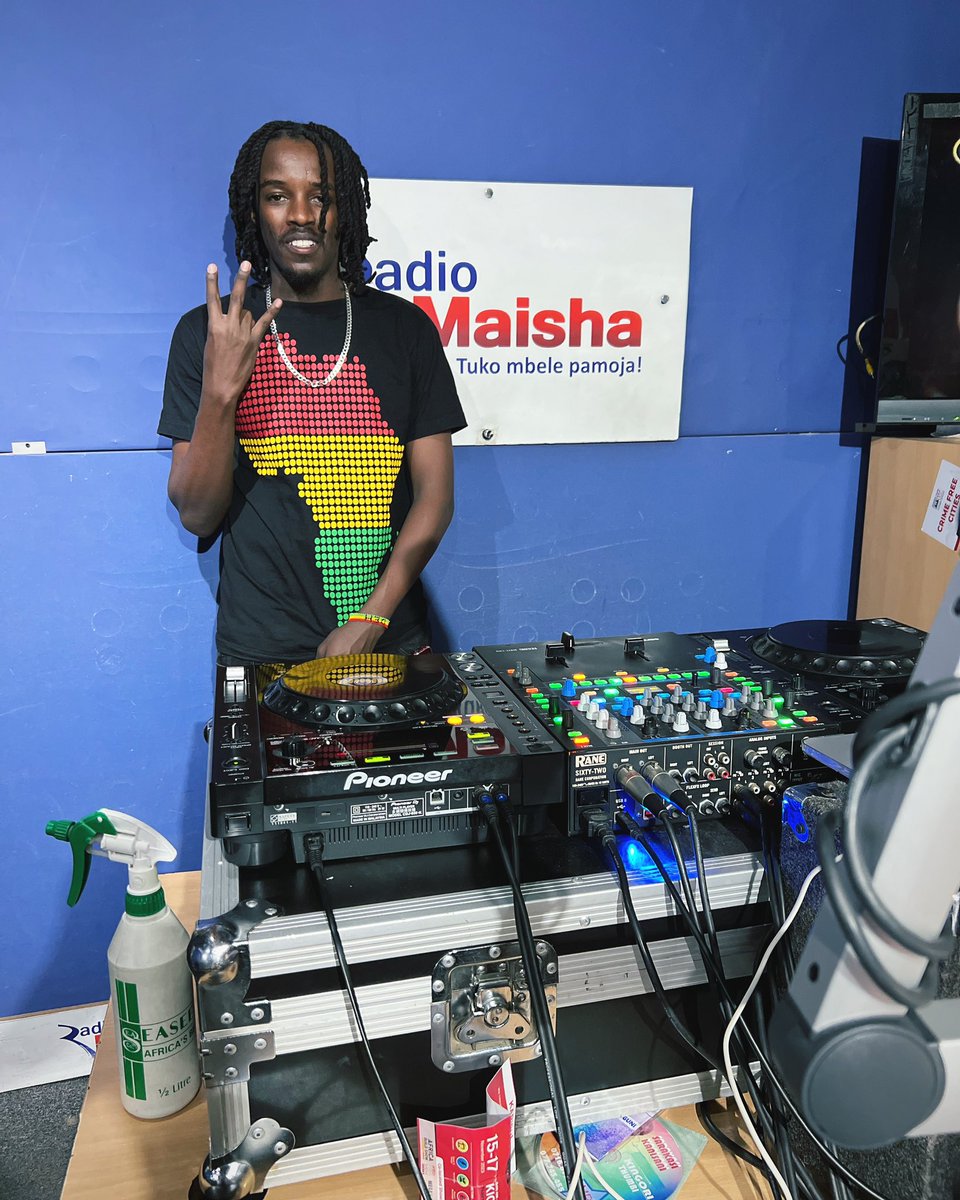 We Only Work On Sunday Because The Rest Are Weak Days 😂😅 #ReggaeSplash On Air From 3p.m-7p.m @radiomaisha @Mate_Tongola @deejaypatiz @Johnvoke16 @SpapaDeh