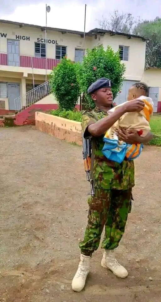Humanity still exists
Good cop.
Humanity and kindness of our cop Benjamin Mulei from Kayole police station for taking care of this baby  as the mother did her KCSE. God bless you 🙏🙏

#PresidentHuruKenyatta#Bomet#KarenNyamu#KenyaShillings.