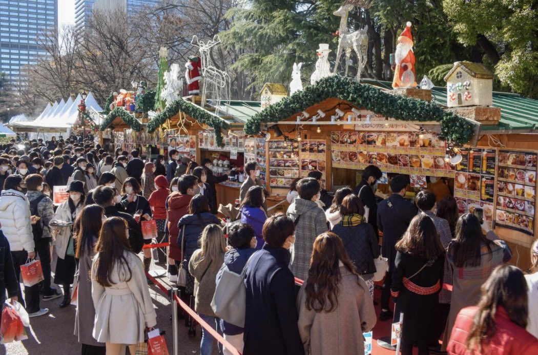 yuyudayo0924's tweet photo. 東京中のクリスマスマーケットを行き尽くした女が辛口でご紹介🧸❄️

①横浜赤レンガ倉庫:混雑度Max。毎年マジ混んでる。駅から遠い。寒い。だが海と相まって綺麗。
②六本木ヒルズ:混んでるけどヒルズ内に分散するから許せる。マシュマロココアが毎年絶品。欅坂のイルミは見ないと損。
③明治神宮外苑:マジ混んでる。去年はチケット事前販売制だったしマシュマロココアが美味しくなかった😔
���スカイツリー:ちょっと空気だけ味わえりゃいいわ、みたいな人にｵｽｽﾒ。そんな混んでないしソラマチぷらついて月島でもんじゃ食えば最高。