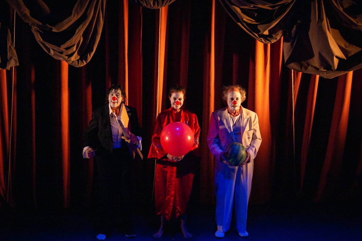 👨‍👩‍👧‍👦 Dues generacions, dos moments vitals i dues maneres d'entendre el teatre.

Travy és un homenatge a la mateixa família Pla-Solina 🌟. Una família que ha tingut el teatre com a forma de ser i viure. 

El 25 i 26/11, 'Travy' al <a href="/teatredesalt/">Teatre de Salt</a> 🧡 Entrades al nostre web!