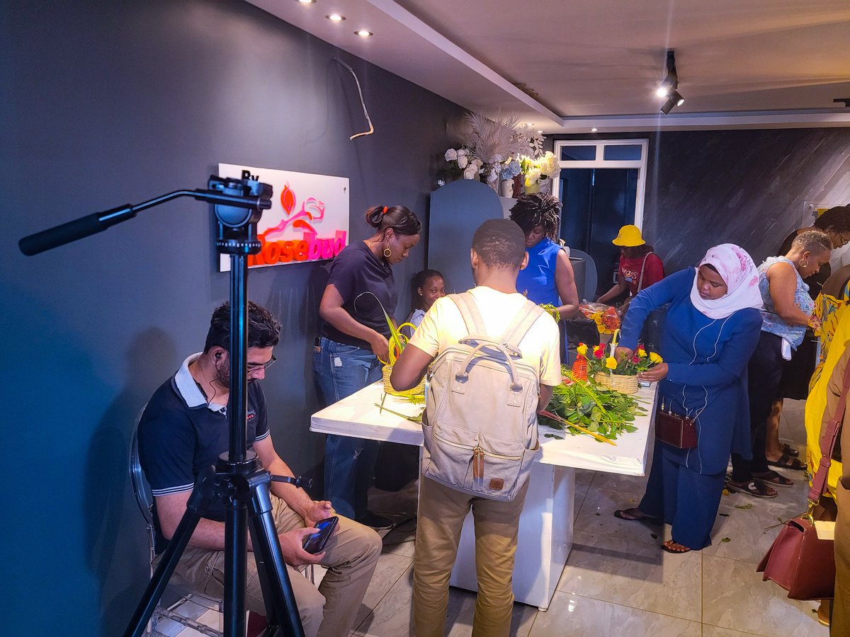 floriflowerug's tweet photo. It's not a woman's world here, men are doing wonders too.
#FloralWorkshop
#TheFloriExperience https://t.co/iA2LFelovL