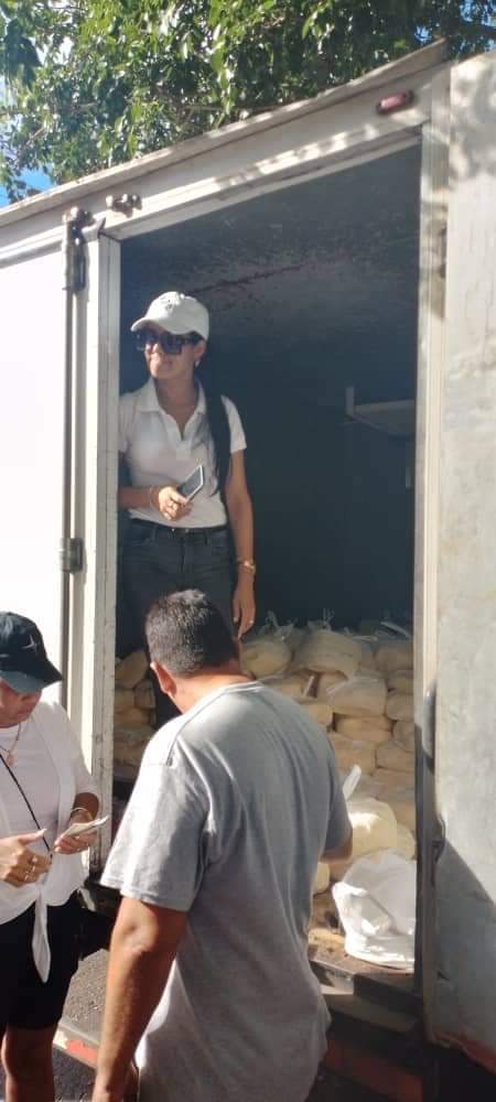 grupo_fauna's tweet photo. Los integrantes del #TeamFFauna de la Habana  vendieron ricos helados a los vecinod del #SevillanoCuba 
#AgriculturaCubana https://t.co/x0f1fAVbNj
